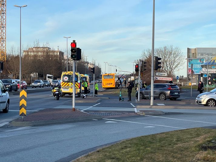 Frá vettvangi slyssins við Glæsibæ í dag.