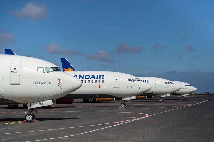 Fjórar af Boeing 737 MAX-vélum Icelandair hafa staðið óhreyfðar við gamalt flugskýli Varnarliðsins á Keflavíkurflugvelli. Þetta verður í fyrsta sinn í hálft ár sem þær fljúga.