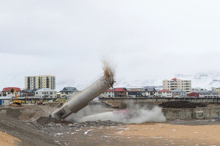 Strompur sementsverksmiðjunnar var sprengdur niður á Akranesi í fyrra.