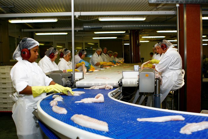 Breskir aðgerðasinnar hafa hvatt fisksalann Warners Fish Merchants til að hætta innflutningi á sjávarfangi frá HB Granda.