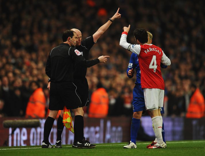 Cesc Fabregas leikmaður Arsenal er enn fréttaefni í enskum fjölmiðlum eftir 2-1 sigur liðsins gegn Everton í fyrrakvöld. Hér er hann að ræða við dómara leiksins eftir fyrsta markið.