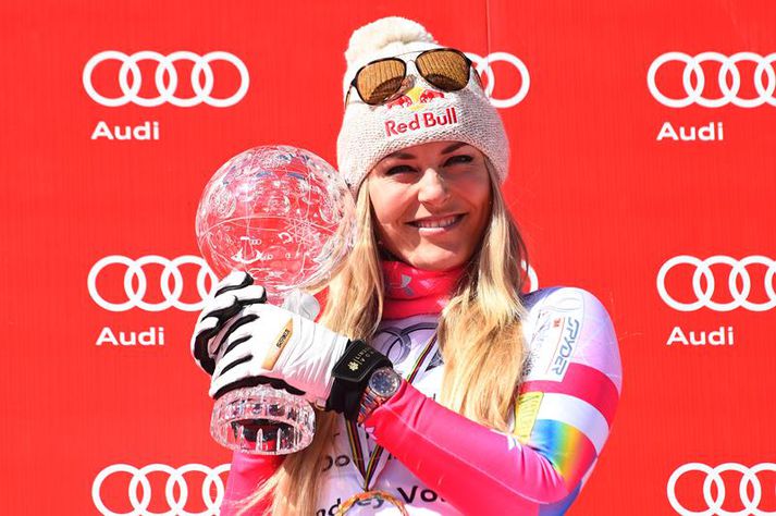 Lindsey Vonn fagnar með nýjasta bikarinn.