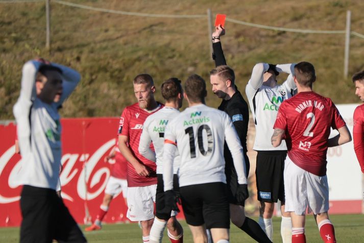 Helgi Mikael Jónasson lyftir rauða spjaldinu. Vonbrigði Guðmanns Þórissonar leyna sér ekki.