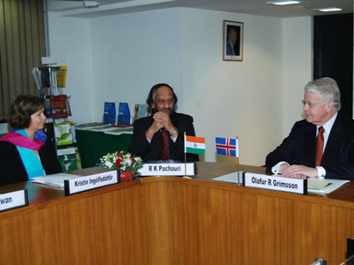 Frá undirskrifinni. Kristjín Ingólfsdóttir, R.K. Pachauri og Ólafur Ragnar Grímsson.