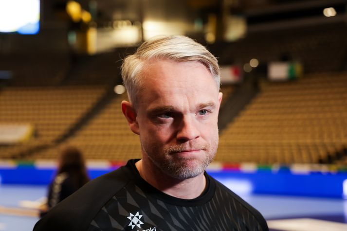 Snorri Steinn Guðjónsson hló ekki mikið að auglýsingu TV2. Þegar fréttamaður stöðvarinnar leitaði eftir viðbrögðum Snorra var hann ískaldur í svörum.