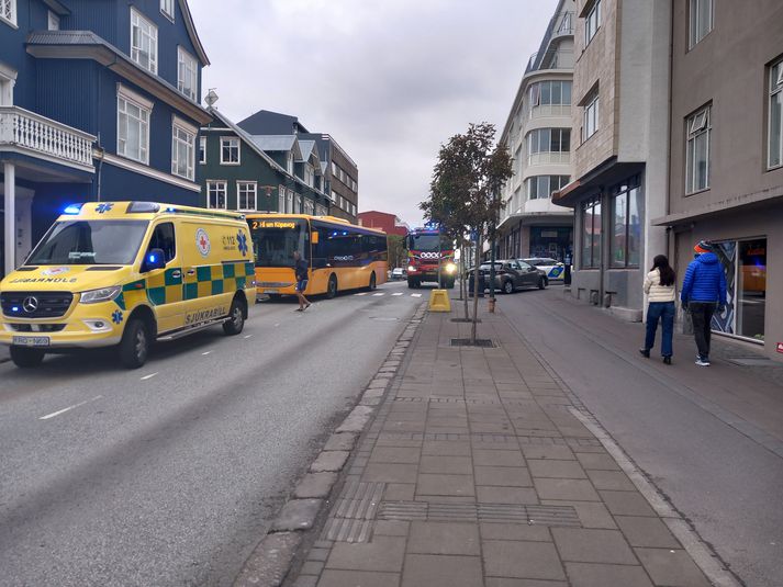Slysið varð á horni Hverfisgötu og Klapparstígs.
