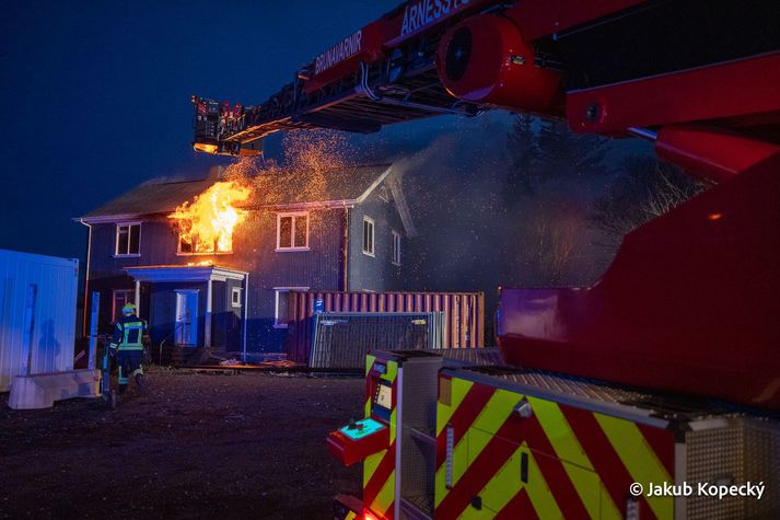 Slökkvistarf gengur vel að sögn slökkvistjóra. 