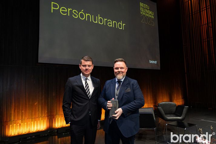 Einar Bárðarson tók við verðlaunum úr höndum Stefáns Einars Stefánssonar. 