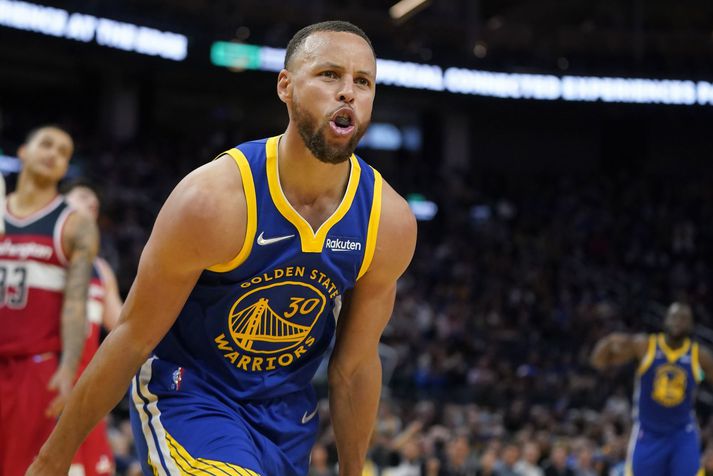 Það var gaman hjá Stephen Curry í nótt en hér fagnar hann einni af körfum sínum í leiknum.