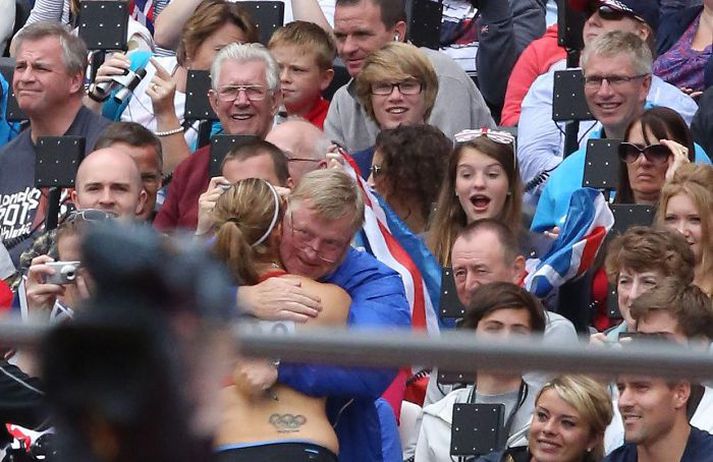 markmiðinu náð Ásdís hljóp í fang þjálfara síns eftir að hún tryggði sér sæti í úrslitunum.fréttablaðið/Valli