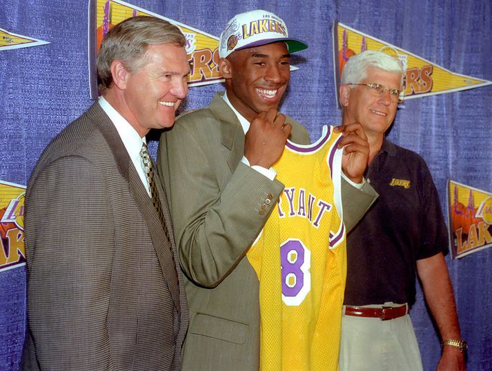 Það eru tæp 29 ár liðin síðan að Kobe Bryant heitinn var kynntur til leiks hjá LA Lakers.