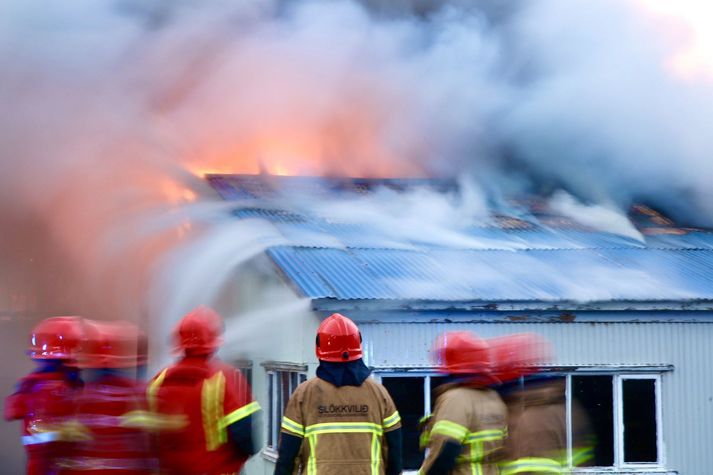 Allt tiltækt slökkvilið höfuðborgarsvæðisins var kallað á vettvang. Slökkvistarf stendur enn yfir. 