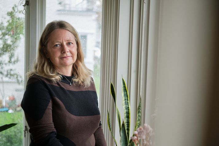 Saga Sigrúnar er opin og heiðarleg frásögn af tilfinningum sem margir þekkja en fæstir tala upphátt um: ást og umhyggju, samviskubit og vanmátt.