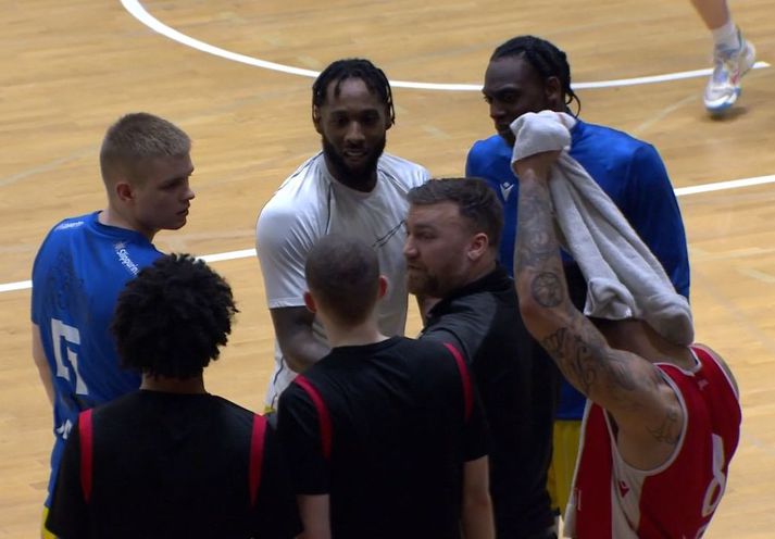 Kári Jónsson og DeAndre Kane skiptast á orðum.