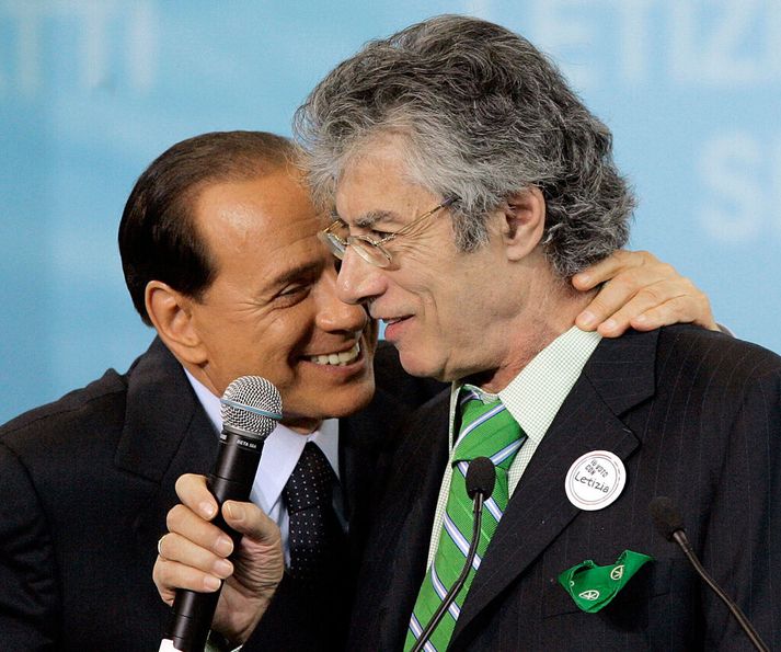 Umberto Bossi (t.h.) með Silvio Berlusconi á góðri stundu árið 2006. Þeir mynduðu kosningabandalag á tíunda áratugnum og átti Norðurbandalagið sæti í nokkrum ríkisstjórnum auðkýfingsins Berlusconi.