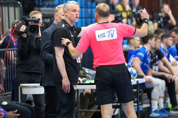 Snorri Steinn Guðjónsson á hliðarlínunni í leik dagsins