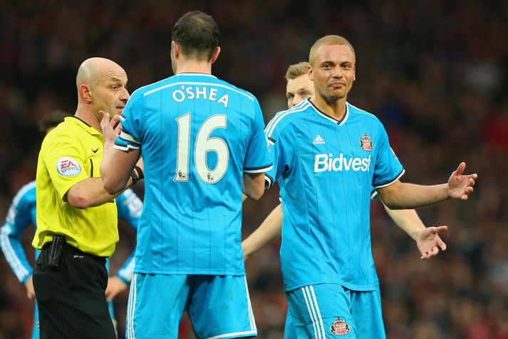 John O'Shea reynir að útskýra fyrir dómaranum að hann braut en ekki Brown.