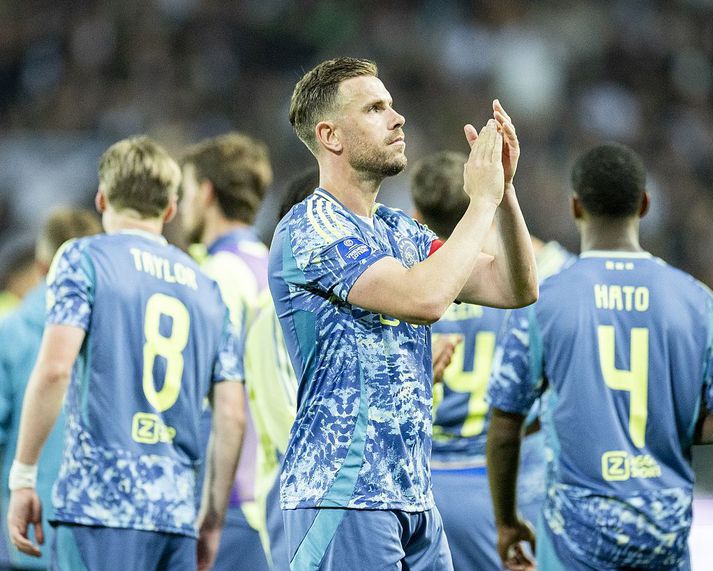 Fyrirliðinn Jordan Henderson og félagar hans í Ajax leyndu ekki vonbrigðum sínum í gærkvöld. Eftir tvö stig úr síðustu fjórum leikjum þurfa þeir nú að treysta á hjálp í lokaumferðinni til að geta orðið Hollandsmeistarar.