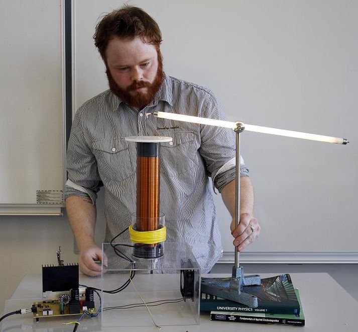 Birgir Hallgrímsson sést hér með teslaspólu sem spilar tónlist.