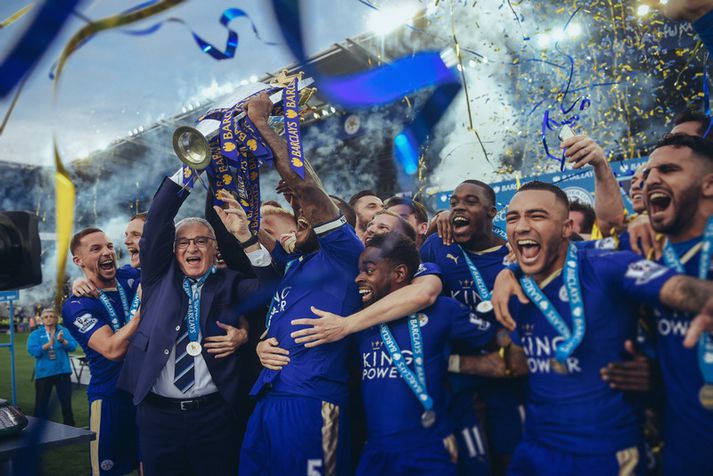 Leicester City fagnar titlinum vorið 2016. Fyrirliðinn n Wes Morgan og knattspyrnustjórinn Claudio Ranieri lyfta Englandsbikarnum.