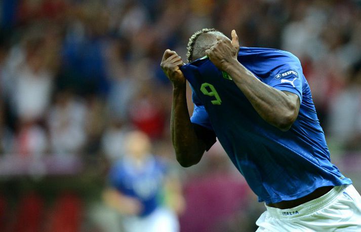 Balotelli fagnar síðara marki sínu í kvöld.