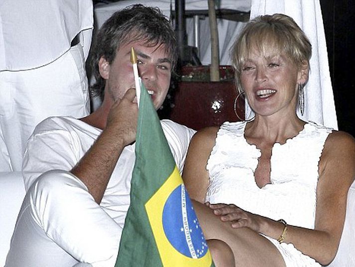 Ónefndur unglingur og Sharon Stone.