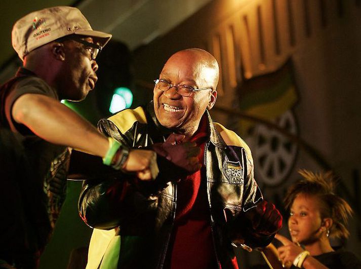 Dansað af sigurgleði. Jacob Zuma, leiðtogi ANC og forsetaefni, tekur sporið með tónlistarfólki fyrir utan höfuðstöðvar flokksins í Jóhannesarborg.fréttablaðið/ap