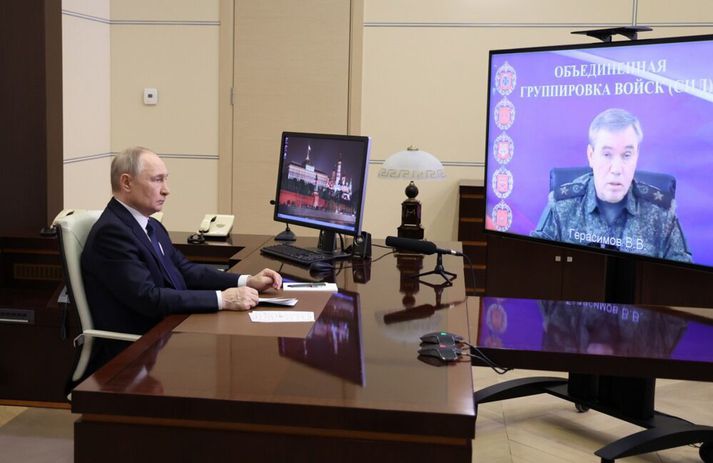 Vladimír Pútín hlustar á skýrslu Valery Gerasimov um stöðu mála í Kúrsk héraðinu.