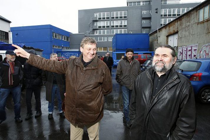 bíómenn taka húsið út Að sögn Halldórs Þorgeirssonar er húsið frábært sem rammi um kvikmyndaþorp í Reykjavík. Hann og Ari Kristinsson fara fyrir hópi kvikmyndagerðarmanna sem vilja húsið.fréttablaðið/Stefán
