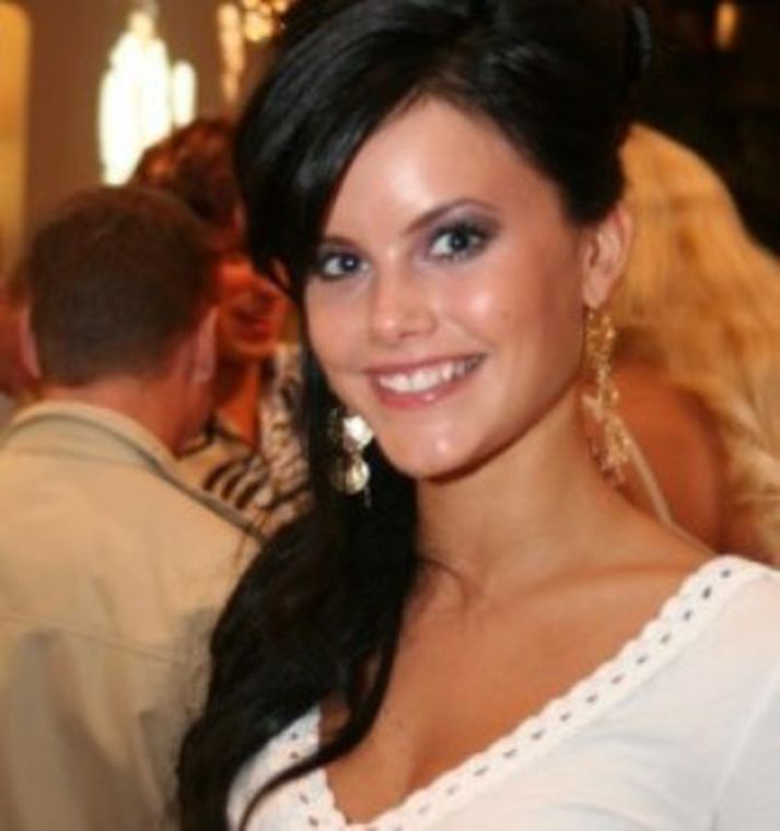 Fram kemur í fréttinni að Sofia Hellquist, sem er 25 ára stúlka úr sveit í Svíþjóð hafi gist hjá prinsinum nokkrum sinnum í konungshöllinni. Hún kom fram frekar léttklædd í tímaritinu Slitz fyrir fimm árum og var raunar forsíðustúlka þess.