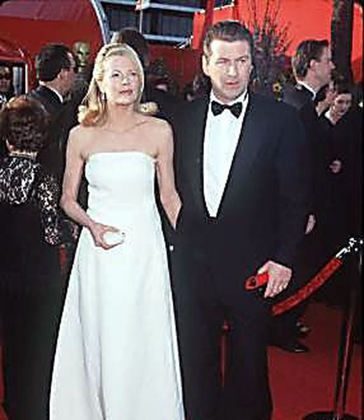 Kim Basinger og Alec Baldwin áttust við í einu erfiðasta skilnaðarmáli í sögu Hollywood en nú virðast þau vera að reyna að sættast.