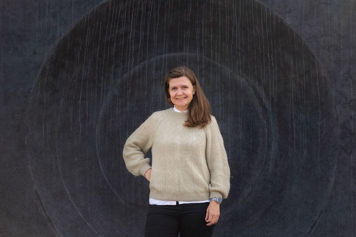 Sóley Tómasdóttir kynja- og fjölbreytileikasérfræðingur segir stéttaskiptingu hæglega geta myndast innan vinnustaða, ef stjórnendur eru allir Íslendingar en starfsfólk í framlínu og ræstingum fólk erlendis frá. Tryggja þurfi að allt starfsfólk hafi tækifæri til starfsþróunar og starfsframa.