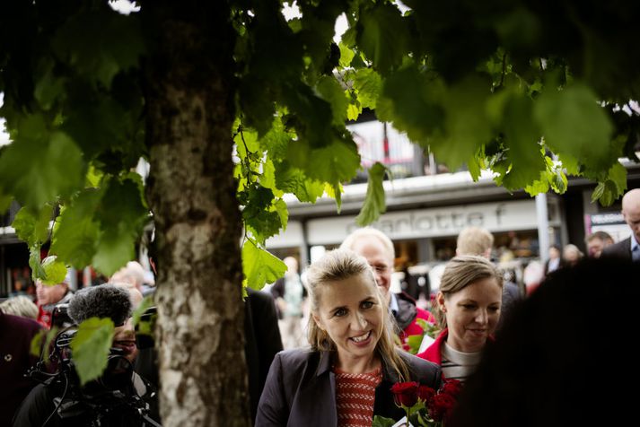 Mette Frederiksen sést hér ræða við kjósendur. Hún gæti orðið yngsti forsætisráðherra Danmerkur frá upphafi en hún er fædd 1977. Fréttablaðið/EPA