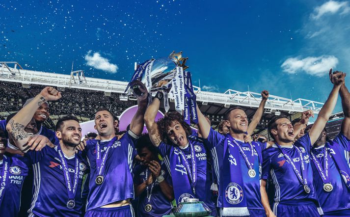 Cesc Fabregas og Gary Cahill fagna síðasta Englandsmeistaratitli með Chelsea vorið 2017.
