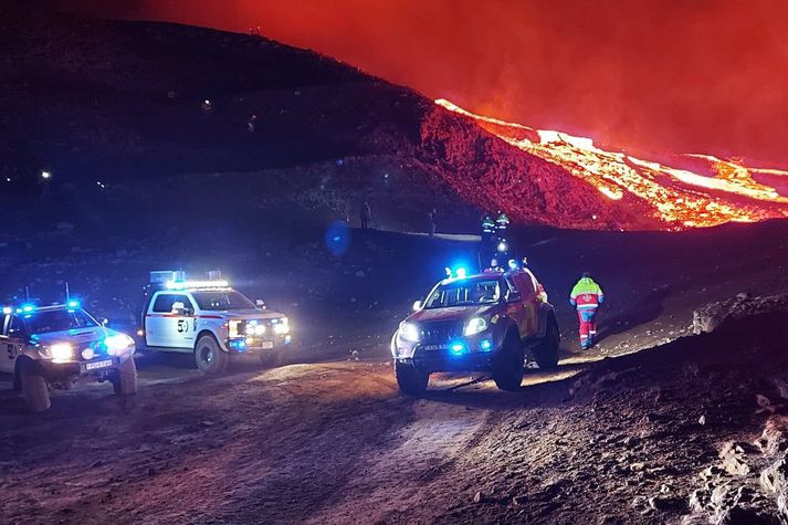 Lögregla og Almannavarnir hafa tilkynnt um lokun gönguleiðar A að gosstöðvunum á Fagradalsfjalli. mikill gangur hefur verið í gosinu síðustu daga, en þessi mynd er frá gosstöðvunum í gærkvöldi.