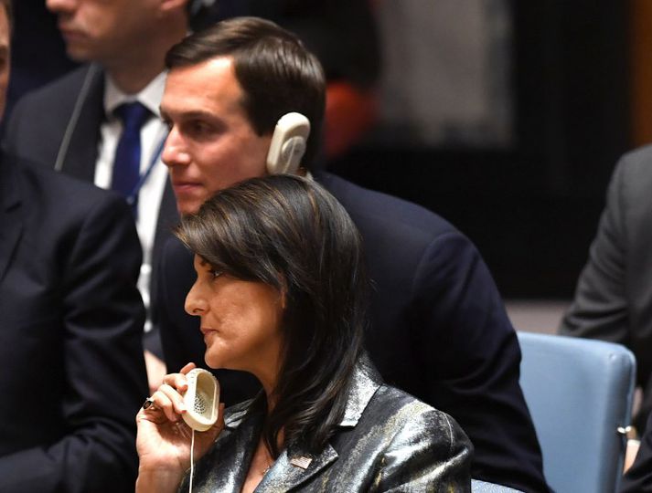 Kushner með Nikki Haley, sendifulltrúa Bandaríkjanna, í öryggisráði Sameinuðu þjóðanna. Þrátt fyrir að hafa enga reynslu af opinberum erindrekstri treysti Trump forseti tengdasyni sínum fyrir fjölda umfangsmikilla verkefna fyrir ríkisstjórnina.