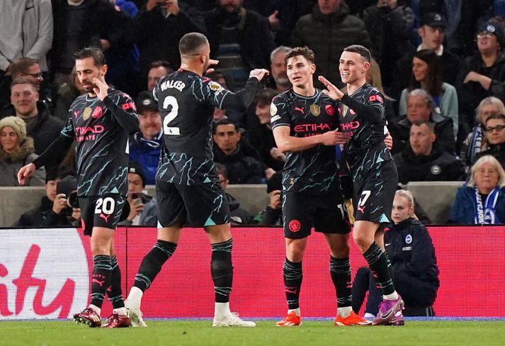 Phil Foden fagnar með liðsfélögum sínum eftir að hafa komið Manchester City í 0-3 gegn Brighton.