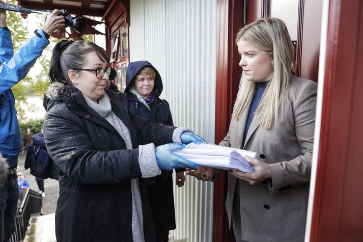 Sema Erla Serdar afhendir dómsmálaráðherra undirskriftirnar á tröppum Ráðherrabústaðarins.