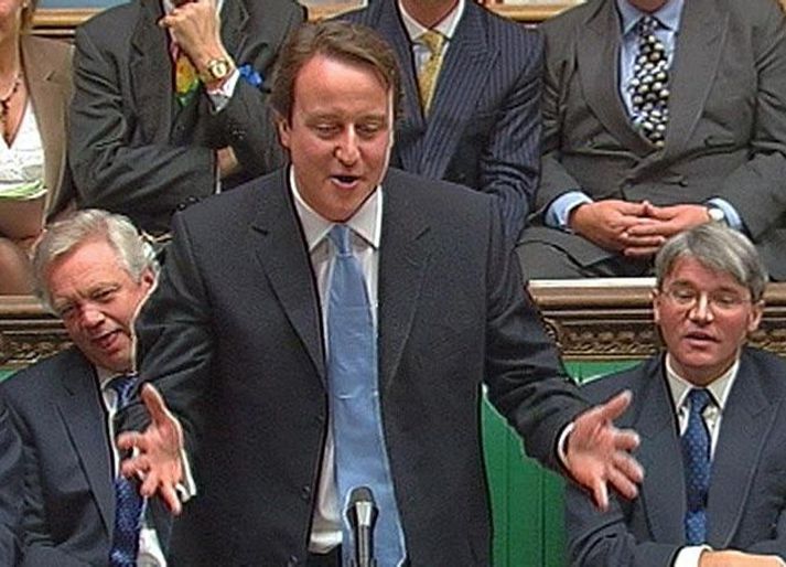 Fullur sjálfstrausts. David Cameron virtist fullur sjálfstrausts er hann mælti fyrir stjórnarandstöðunni í spurningatíma forsætisráðherra í þinginu í gær.