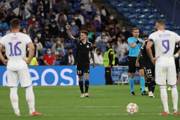 Sebastien Thill fagnar hér sigurmarki sínu fyrir Sheriff Tiraspol á móti Real Madrid á Santiago Bernabeu.