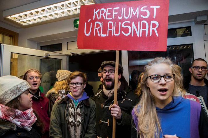 Nemendur Listaháskóla Íslands komu saman í menntamálaráðuneytinu í dag. 