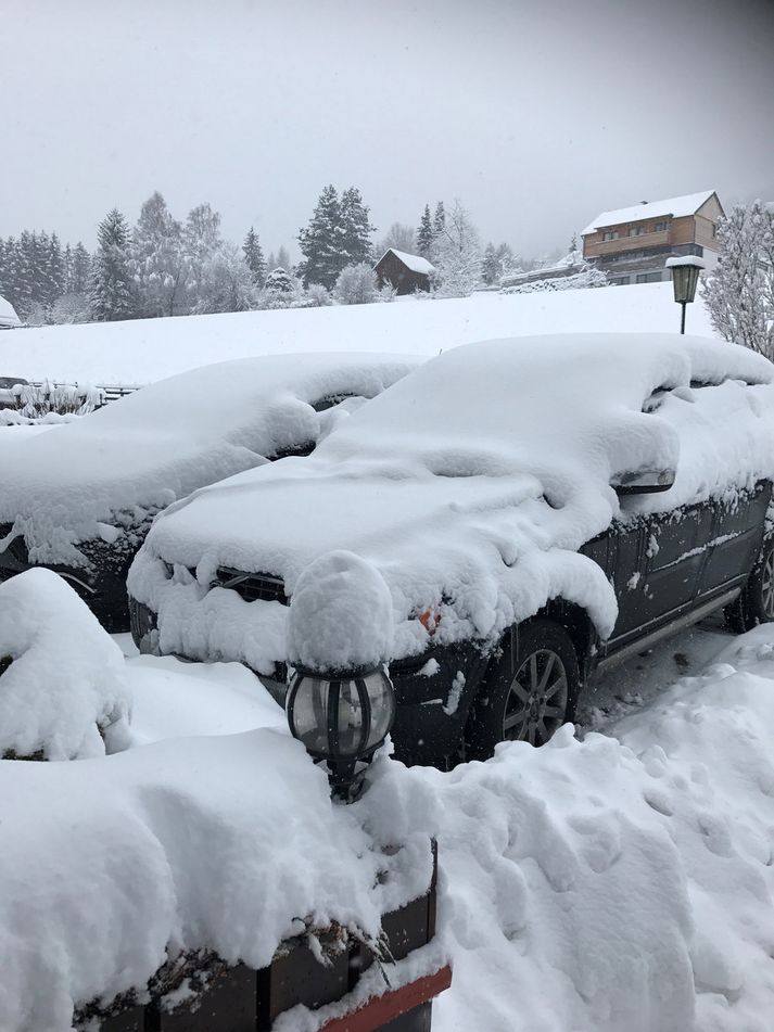 Þorgrímur man ekki önnur eins snjóþyngsli við hótel sitt.