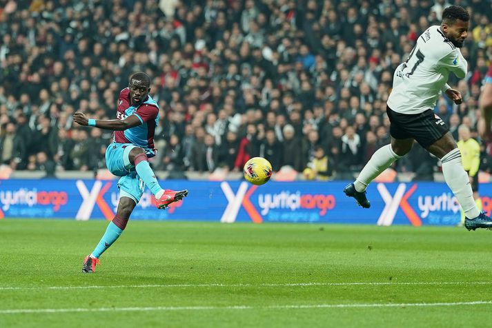 Badou Ndiaye lætur vaða á markið í leik með Trabzonspor á móti Besiktas.