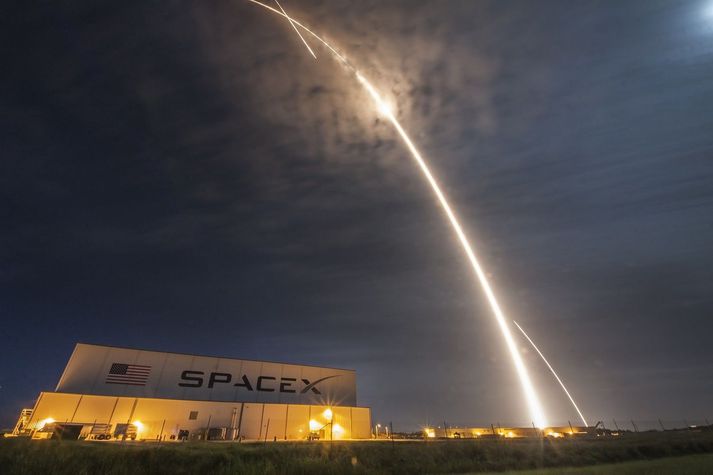 Ljósmynd af geimskoti SpaceX tekin yfir ákveðið tímabil. Hún sýnir geimskotið og lendinguna.