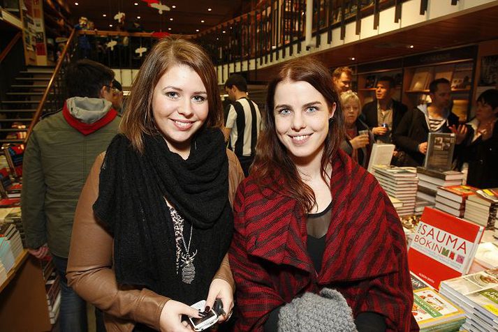 Ragna Þorsteinsdóttir og Bergþóra Jónsdóttir brostu blítt í útgáfuhófinu.