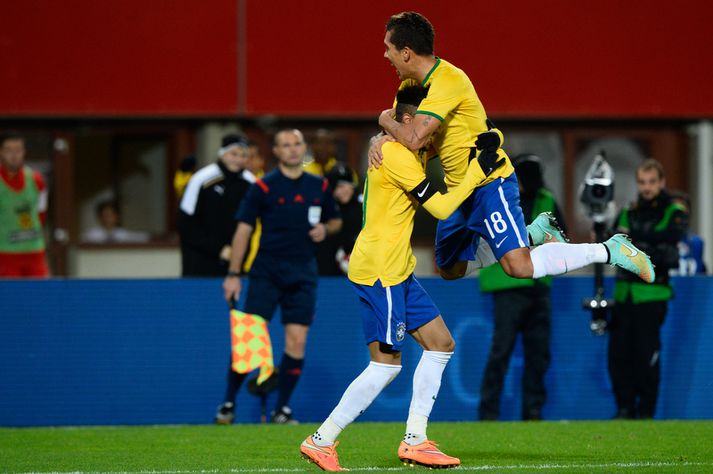 Roberto Firmino fagnar sigurmarki sínu í kvöld.