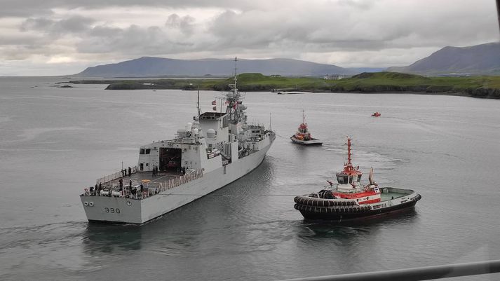 Eitt herskipa NATO við Sundahöfn í Reykjavík í morgun.