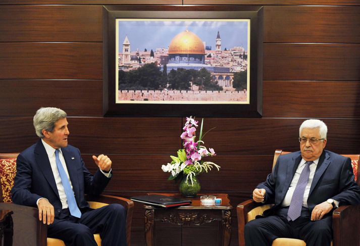 Kerry (t.v.) ásamt Mahmud Abbas, forseta Palestínu.