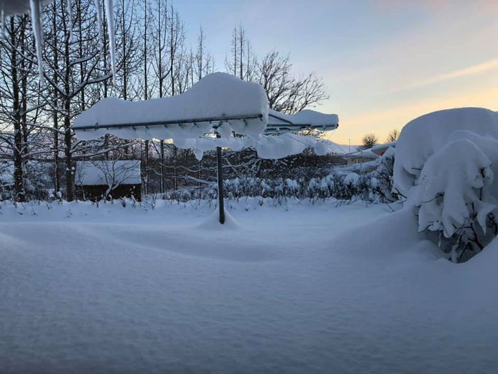 Snjó kyngdi niður á Akureyri um síðustu helgi. Lítið verður væntanlega eftir af honum um miðja vikuna.