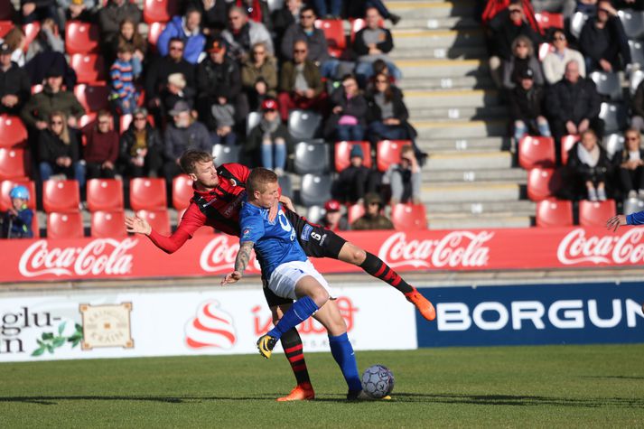 Guðjón Baldvinsson í baráttu við Halldór Smára Sigurðsson.